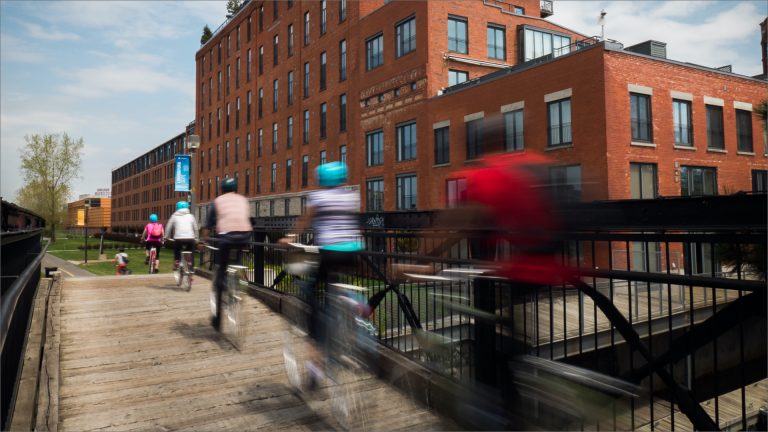 Image cyclistes en mouvement pour texte Nous aurons besoin de tout le monde