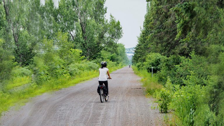 Femme roulant à vélo dans un boisé