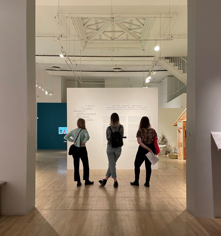 © Vue partielle de l’exposition Cultiver l’humilité, ORANGE, L’évènement d’art actuel de Saint-Hyacinthe, Québec, été 2022